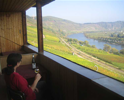 Geniessen von Ihrer Wein auf Ihrer Balkon weil Sie die Mosel &uuml;berblicken